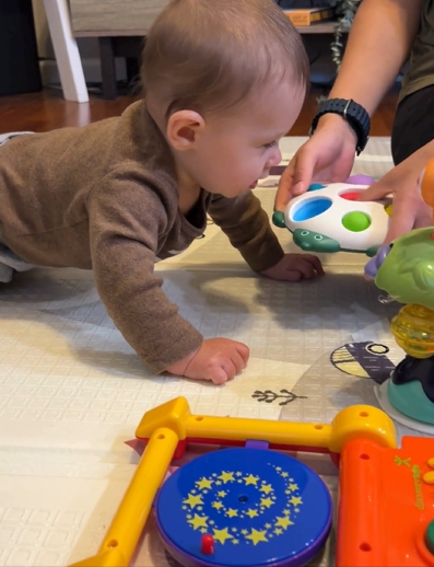 Discovery Toys 6–12 Months Infant Play Pack – Welcome to the World