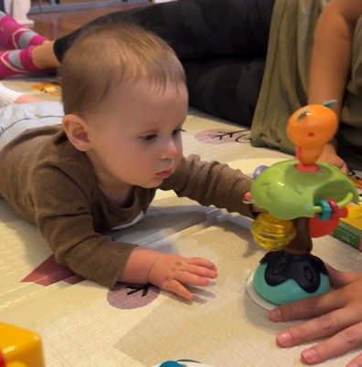 Discovery Toys 6–12 Months Infant Play Pack – Welcome to the World
